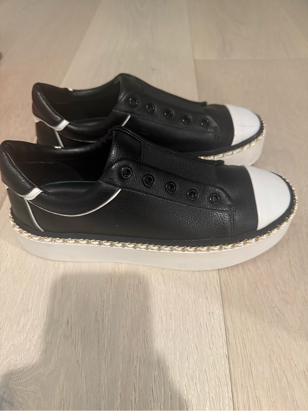 Karl Lagerfeld Axelle Black / White Leather Platform Slip-Ons with Gold Chain